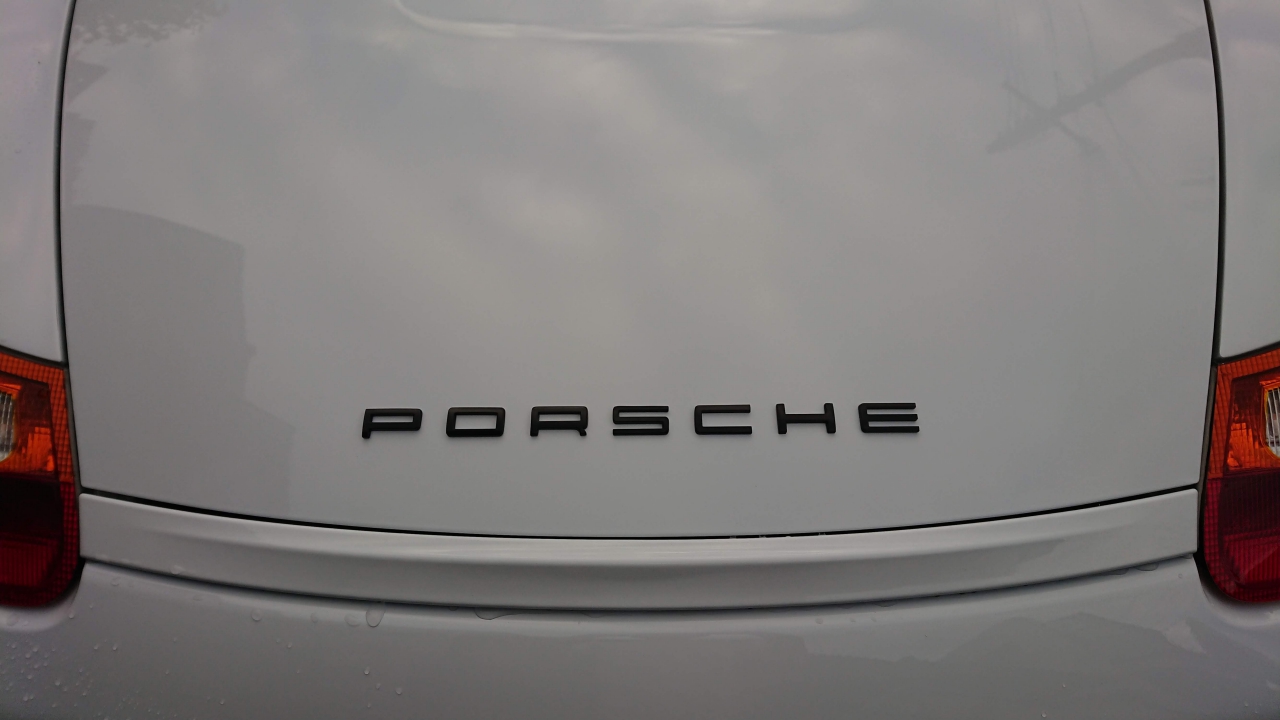 リアエンブレム交換 | PORSCHE LIFE
